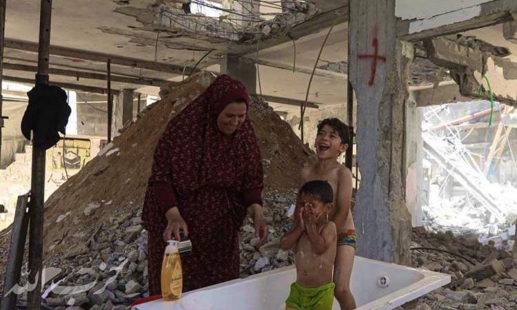 حمام بچه‌ها در ویرانه‌های غزه+ عکس