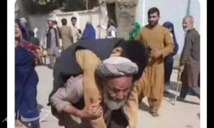 تصویری تکان‌دهنده از جنازه یک پسر افغان بر دوش پدرش