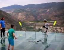 زمین شیشه‌ای بدمینتون در ارتفاع ۲۴۰ متری  